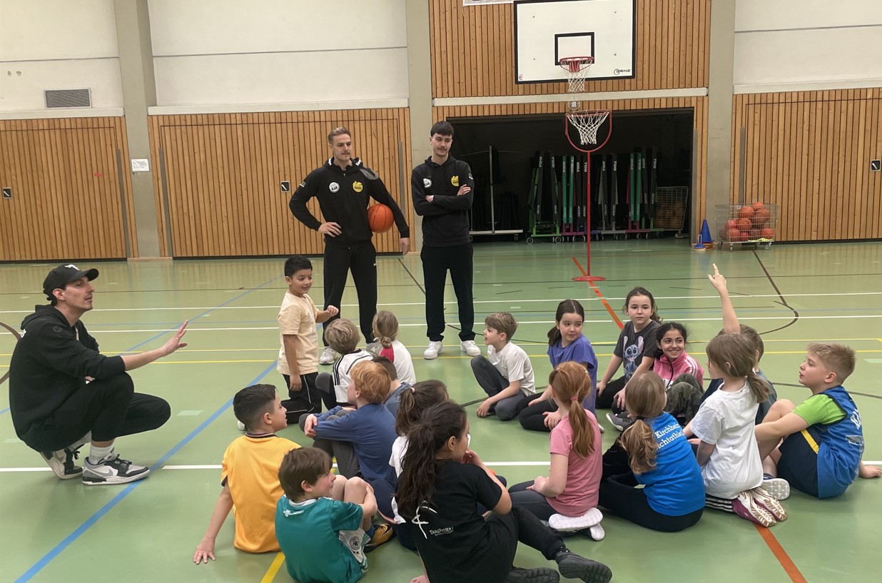  Hoher Besuch durch die Knights an der Lindachschule Bild